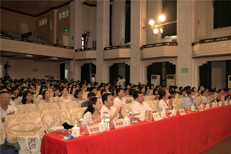 2前排就座出席的領(lǐng)導、嘉賓.jpg