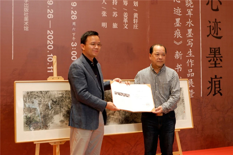 5集團公司黨委副書(shū)記、總編輯湯文輝代表廣西師范大學(xué)出版社集團接受白曉軍先生的藝術(shù)作品捐贈.jpg