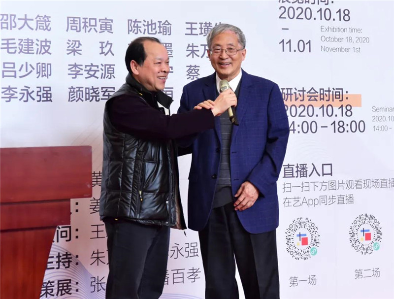 6桂林市美術(shù)家協(xié)會(huì )名譽(yù)主席、廣西師范大學(xué)原副校長(cháng)白曉軍與南京藝術(shù)學(xué)院教授、博士生導師周積寅共同宣布畫(huà)展開(kāi)幕（廖茹畫(huà)  攝）  .jpg