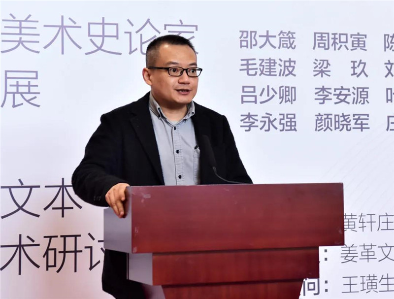 8廣西師范大學(xué)出版社美術(shù)館館長(cháng)、美術(shù)分社總編輯張明主持開(kāi)幕式（廖茹畫(huà)  攝）.jpg