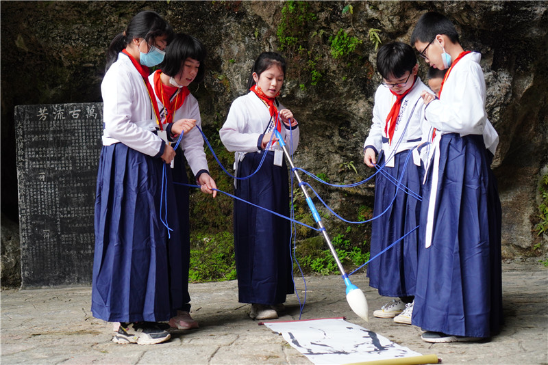 團隊協(xié)作，共同書(shū)寫(xiě)漢字.jpg