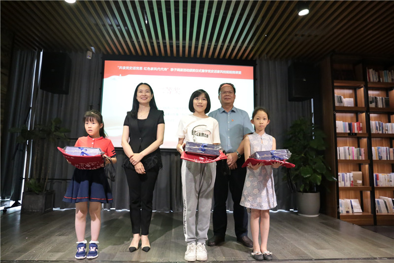 桂林市婦聯(lián)副主席李彬棠（第二排左一），廣西師范大學(xué)出版社集團黨委書(shū)記、董事長(cháng)黃軒莊（第二排右一）為大賽二等獎家庭代表頒獎.jpg