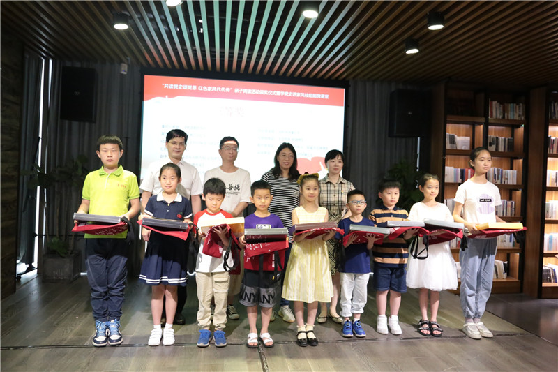 共青團桂林市委少年部部長(cháng) 胡限（第二排右二）、桂林市教育局辦公室副主任陳婷（第二排右一）、廣西師范大學(xué)出版社集團副總裁施東毅（第二排左一）為大賽三等獎家庭代表頒獎.jpg