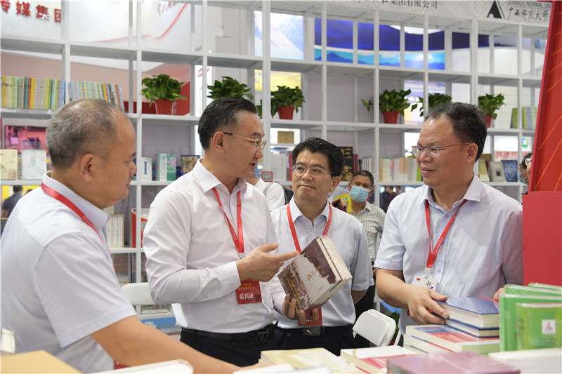 自治區黨委宣傳部常務(wù)副部長(cháng)、自治區新聞出版局（版權局）局長(cháng)王曉華到集團公司展位視察.jpg