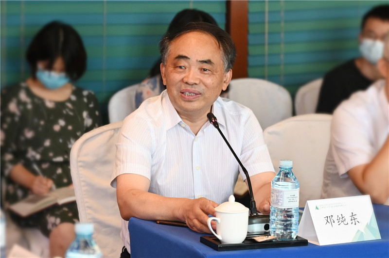 07 全國政協(xié)委員，中國政策科學(xué)研究會(huì )副院長(cháng)，中國社會(huì )科學(xué)院馬克思主義研究院原院長(cháng)、黨委書(shū)記鄧純東作主旨演講（李顯楊 攝）.jpg