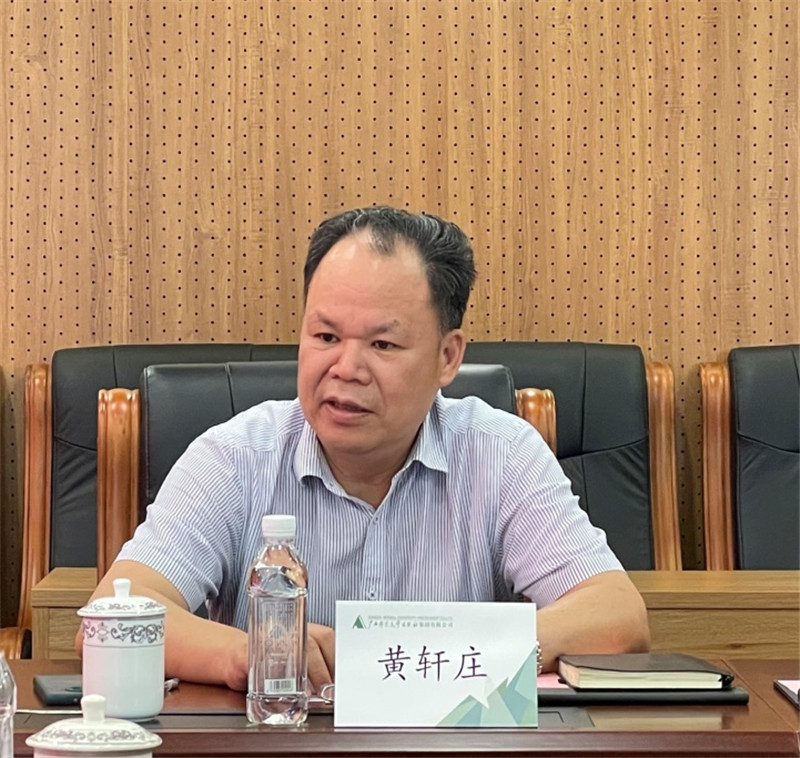 集團公司黨委書(shū)記、董事長(cháng)黃軒莊介紹集團公司情況 李天皓 攝.jpg