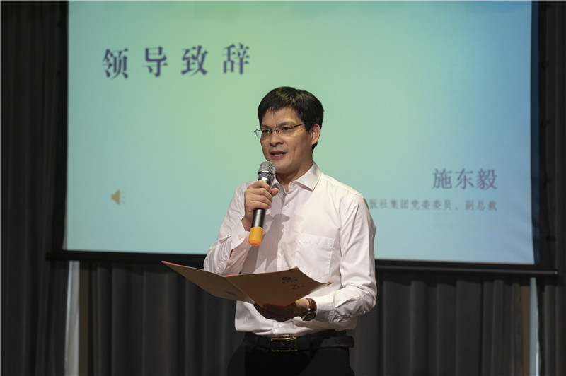 廣西師范大學(xué)出版社集團黨委委員、副總裁施東毅為與會(huì )來(lái)賓介紹廣西師大社在文化服務(wù)、閱讀推廣方面的成果（攝：李顯楊）.jpg
