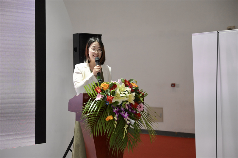 推薦會(huì )現場(chǎng)，張笑塵女士介紹藝術(shù)之橋空間情況.jpg