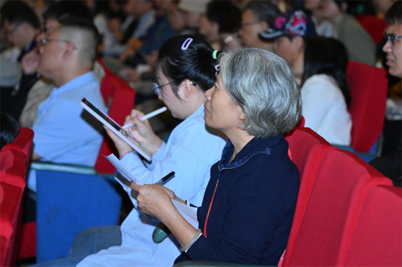 論壇現場(chǎng)，認真做筆記的讀者.jpg