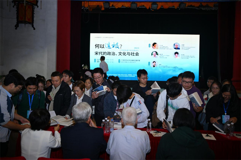 活動(dòng)結束，讀者紛紛排隊請嘉賓簽名留念.jpg