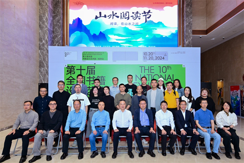 出席展覽開(kāi)幕式的領(lǐng)導、嘉賓合影.jpg