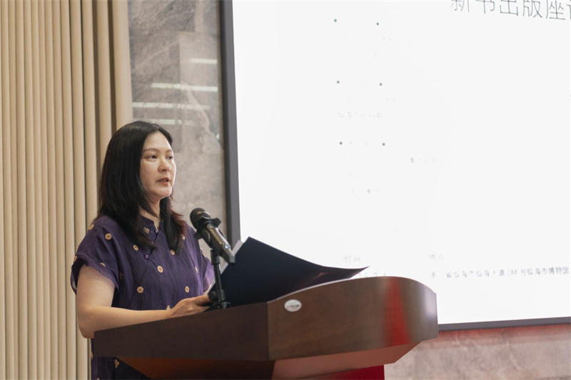 《王舟瑤稿本文獻叢編》編委會(huì )代表、主編之一，臺州學(xué)院教務(wù)處副處長(cháng)張燕致辭  鄭斌斌 攝.jpg
