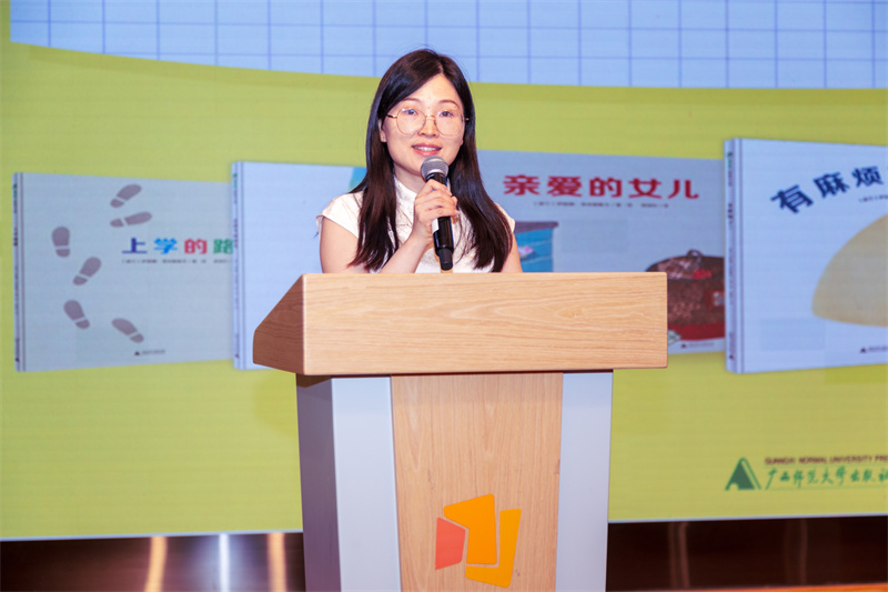 7.10上海伊娃娜和張明舟對談活動(dòng)現場(chǎng)，廣西師大出版魔法象公司總經(jīng)理伍麗云.jpg