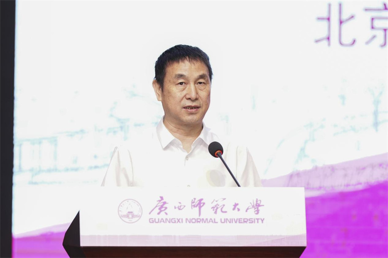全國出版學(xué)科專(zhuān)業(yè)共建工作專(zhuān)家組組長(cháng)、北京師范大學(xué)數字出版研究院執行院長(cháng)萬(wàn)安倫致辭.jpg
