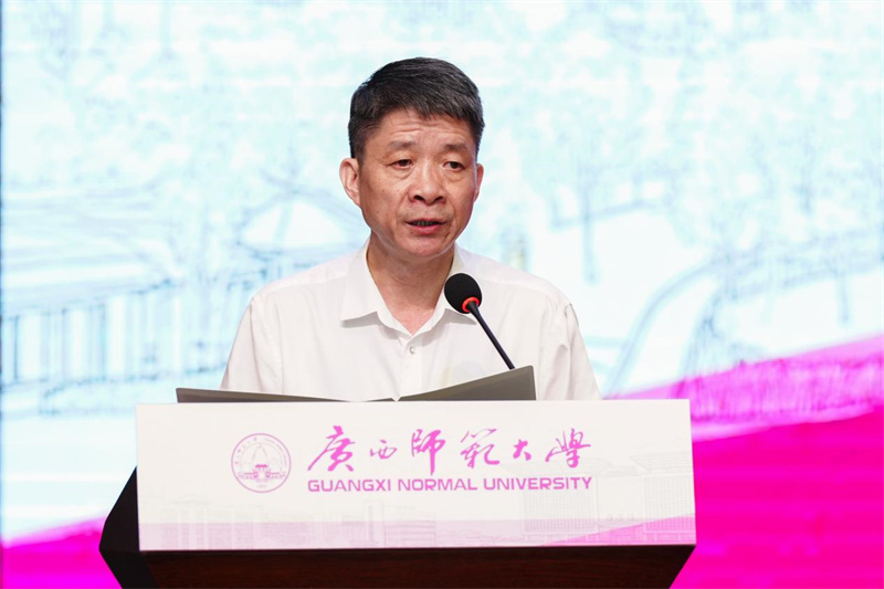 廣西師范大學(xué)校長(cháng)，出版學(xué)院院長(cháng)孫杰遠主持開(kāi)班式.jpg