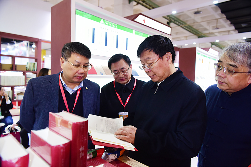國家新聞出版廣電總局黨組成員、副局長(cháng)、國家版權局專(zhuān)職副局長(cháng)周慧琳視察集團公司展位3.JPG