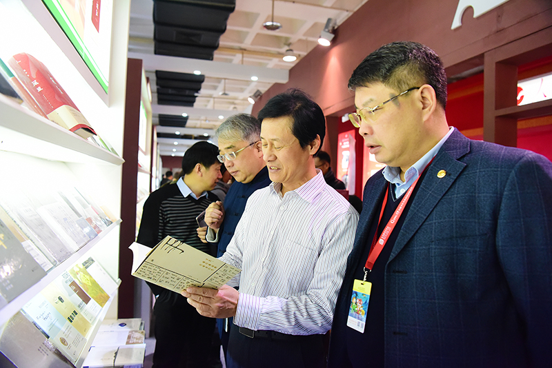 自治區新聞出版廣電局黨組成員、副局長(cháng)朱為范集團公司展位1.JPG