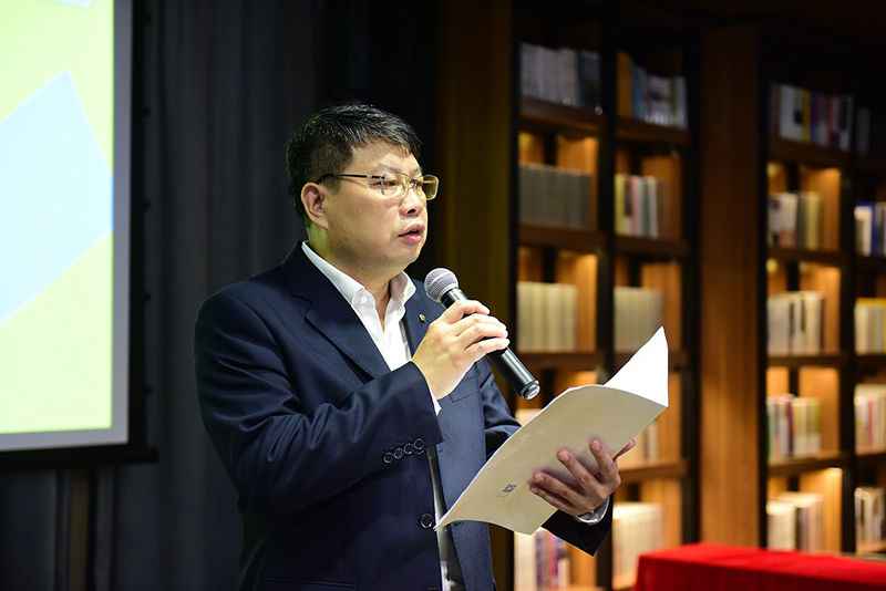 廣西師范大學(xué)出版社集團有限公司黨委書(shū)記、董事長(cháng)張藝兵致辭（李顯楊 攝）.jpg