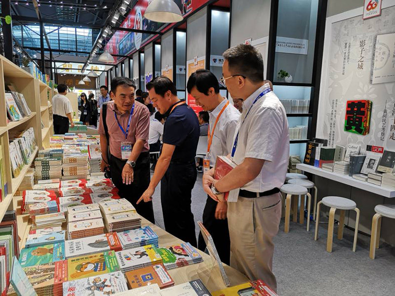 自治區政協(xié)科教文衛體委員會(huì )主任委員彭綱（左二），自治區新聞出版廣電局黨組成員、副局長(cháng)朱為范（右二）到集團公司展位視察.jpg