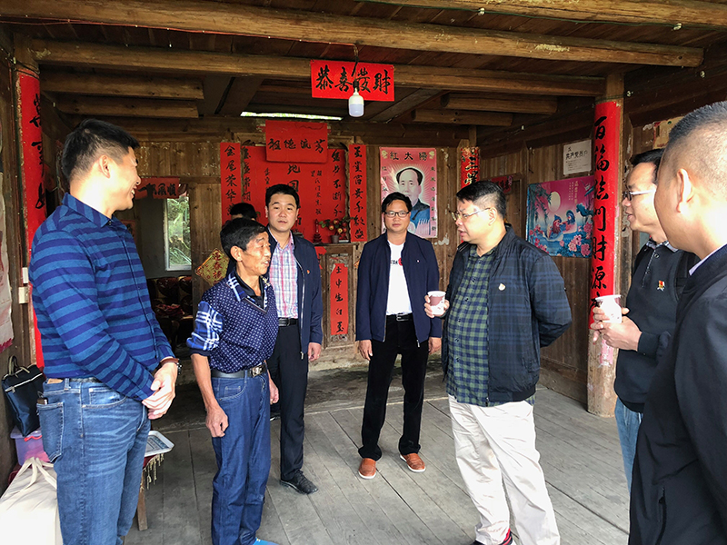 1集團公司黨委書(shū)記、董事長(cháng)張藝兵與對口幫扶家庭村民羅富書(shū)親切交談.jpg