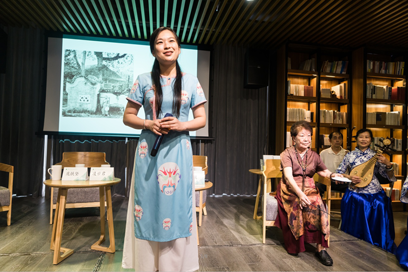3陸絮彬現場(chǎng)演唱《漓江煙雨》，何紅玉打碟（落霞攝）.png