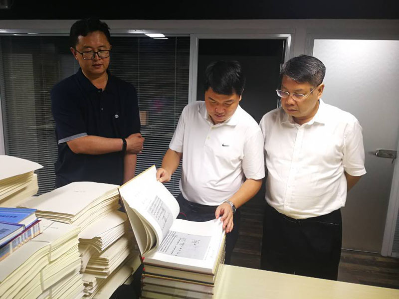 校黨委常委、總會(huì )計師李英利（左二）在內蒙古公司北京出版中心檢查工作.jpg