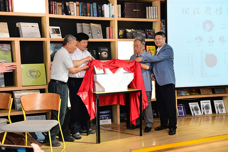 王蒙、聶震寧、鄔書(shū)林、張藝兵共同為《生死戀》新書(shū)揭幕（李顯楊 攝）.jpg