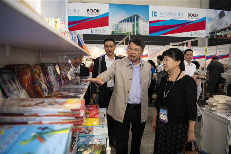 自治區黨委宣傳部副部長(cháng)、自治區新聞出版局（版權局）局長(cháng)呂潔視察集團公司展位_副本.jpg