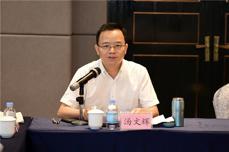 廣西師大出版社集團黨委副書(shū)記、總編輯湯文輝主持會(huì )議.jpg
