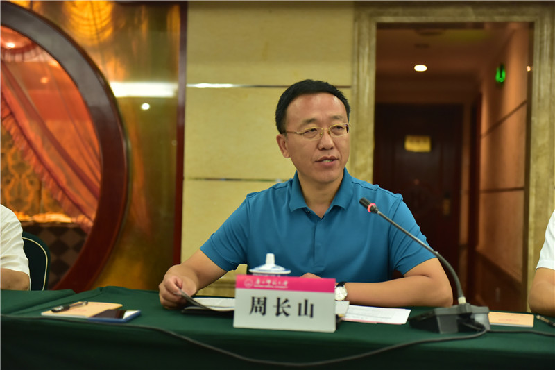 廣西師范大學(xué)教務(wù)處處長(cháng)、《廣西通史》（十卷本）主編周長(cháng)山教授介紹編撰情況（郭倩 攝）.JPG