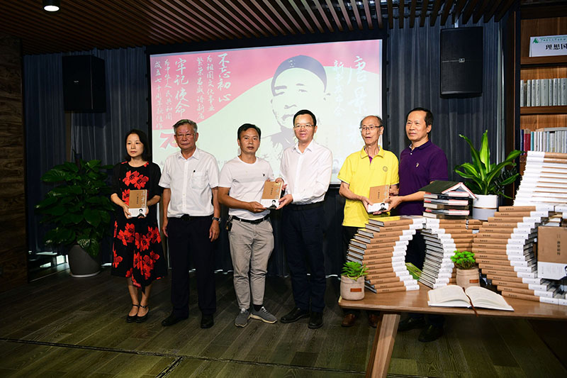 向灌陽(yáng)縣史志辦、縣新華書(shū)店、唐景崧后人代表贈書(shū)（左起灌陽(yáng)縣史志辦主任史秋瑩，作者文崇禮，灌陽(yáng)縣新華書(shū)店經(jīng)理劉毅，廣西師大出版社黨委副書(shū)記、總編輯湯文輝，唐氏后人代表唐國光，桂林市政協(xié)副主席王德明）（李顯楊攝）.JPG