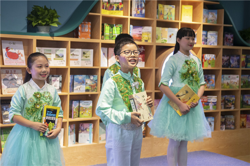卓然小學(xué)學(xué)生現場(chǎng)表演詩(shī)歌朗誦《一路書(shū)香，一路陽(yáng)光》2（李顯楊攝）.jpg