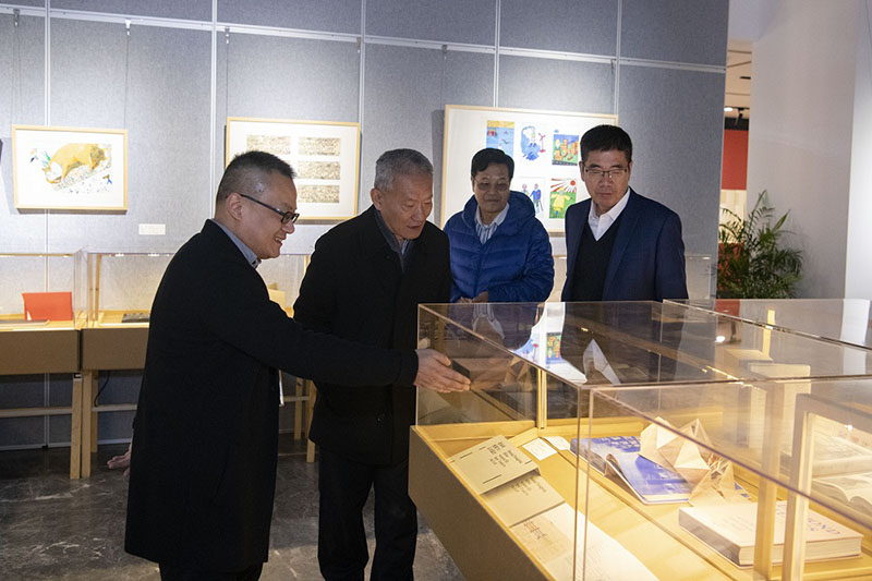 9.國家新聞出版廣電總局原副局長(cháng)、中國出版協(xié)會(huì )常務(wù)副理事長(cháng)鄔書(shū)林（左二）先生參觀(guān)展覽（李顯楊攝）.jpg