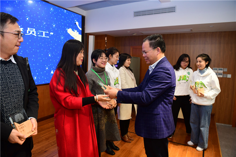 集團黨委書(shū)記、董事長(cháng)黃軒莊為“魔法象五周年致敬員工”頒發(fā)榮譽(yù)獎?wù)?2.27（攝 李顯揚）.JPG