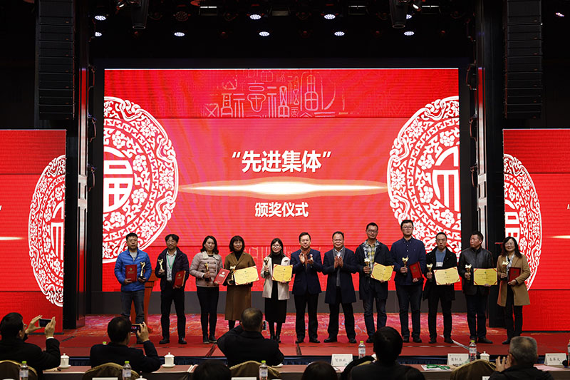 校長(cháng)賀祖斌，集團公司黨委書(shū)記、董事長(cháng)黃軒莊為先進(jìn)集體頒獎.jpg