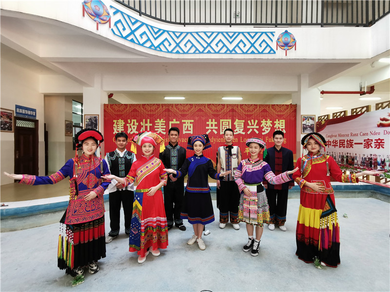 百色民族高級中學(xué)學(xué)生身穿少數民族服飾，分別用代表方言解讀詩(shī)歌《繡袈裟衣緣》（黃立情 攝）.jpg